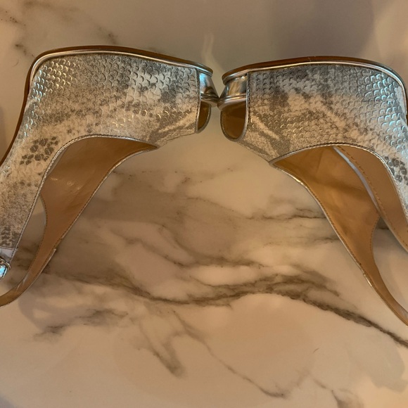 Guess silver heels size 7 - Picture 6 of 9